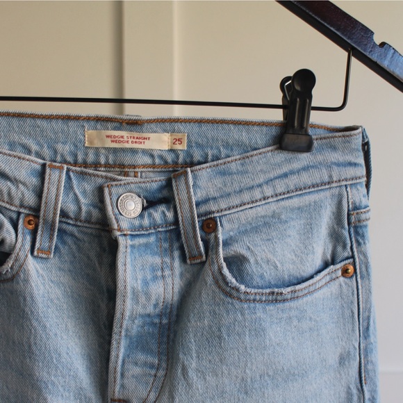 SOLD - Levi’s Wedgie Straight in Light Wash – Like New - Picture 3 of 7